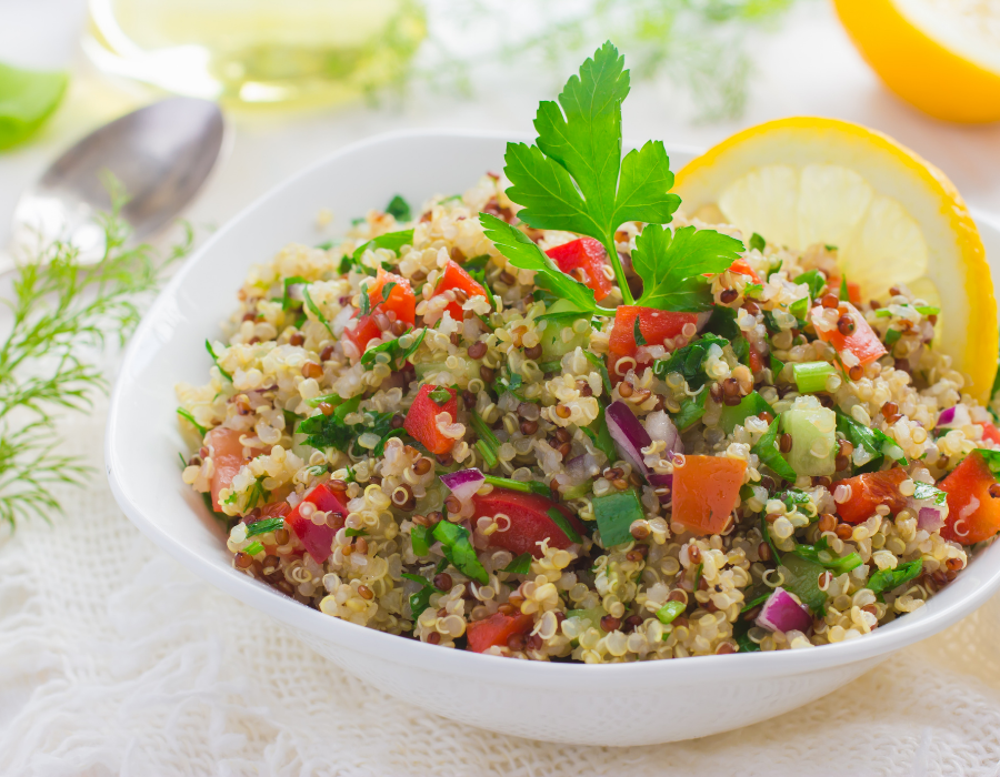 Quinoa felhasználása - bemutatunk 5 könnyen elkészíthető szuper receptet, ami igazán izgalmassá teszi ezt az ételt.